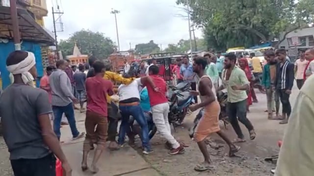 सोशल मीडिया पर जमकर मारपीट का हो रहा वीडियो वायरल