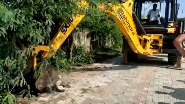 एमवीडीए ने जेसीबी चलाकर ध्वस्तीकरण की की कार्रवाई ग्रामीणों ने अनैमिताओ का लगाया आरोप
