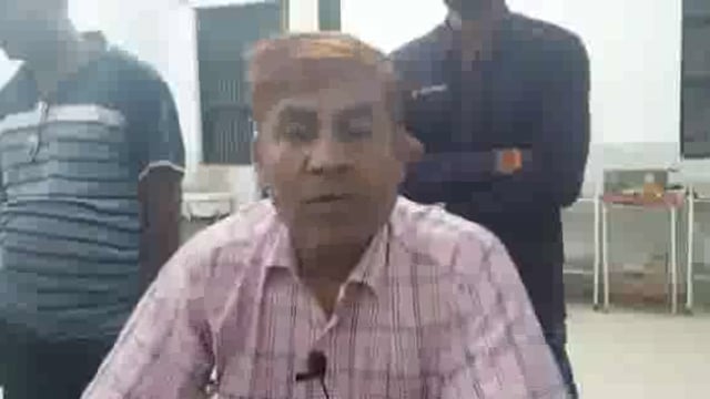 मऊ रैनि गाव मैं गांव के युवक ने कहासुनी के बाद अंडा व्यापारी को चाकू से गोदकर कर कर दी हत्या