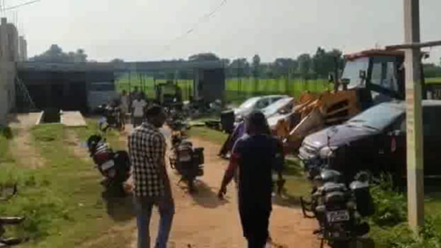 गैराज में खड़ी वाहन के इंजन को खोल किमती समानों की किया चोरी,प्राथमिकी दर्ज