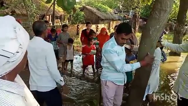 बाढ़ ग्रस्त क्षेत्र का समाजसेवियों ने किया भ्रमण प्रभावित लोगों को बांटे भोजन के पैकेट