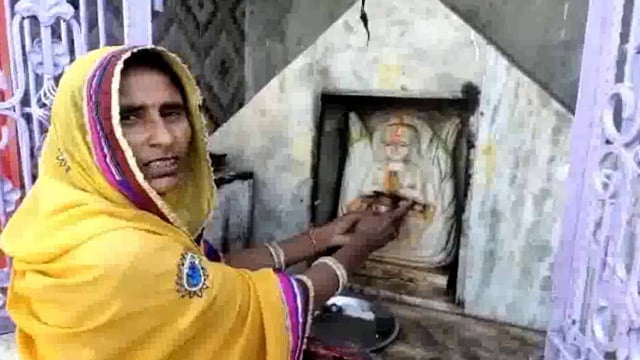 मथुरा के इस गांव में महिलाएं नहीं मनाती है करवा चौथ व्रत रखने पर सुहाग गुजरने का रहता है डर