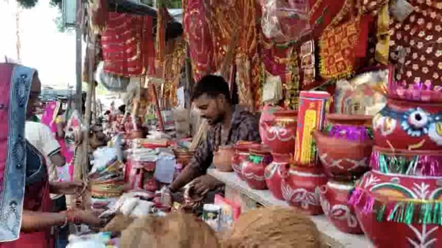पति की लंबी आयु के लिए सुहागिन महिलाएं सोलह श्रृंगार कर रखेंगी निर्जला व्रत,  बाजारों में जमकर हुई खरीदारी