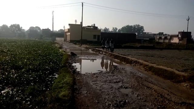 गंदगी कीचड़ दुर्गंध के मध्य से निकलने को मजबूर छात्र छात्राएं 