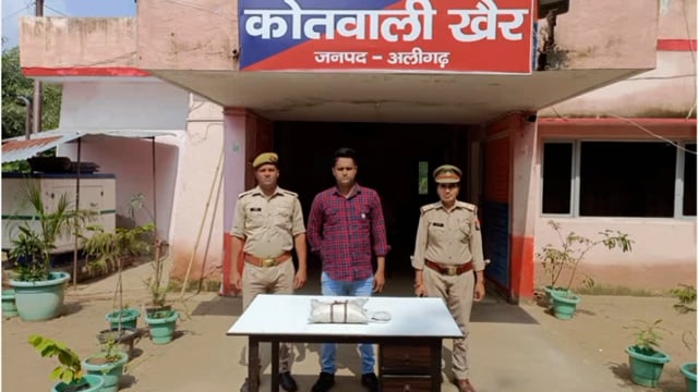 खैर कोतवाली मैं नशीले पदार्थ के साथ अभियुक्त को किया गिरफ्तार भेजा जेल