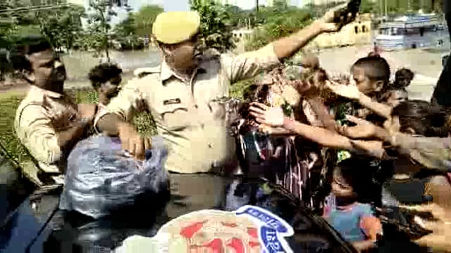 बलरामपुर: पुलिस कर्मियों द्वारा बाढ़ प्रभावित लोगों को वितरण किया जा रहा राहत सामग्री।