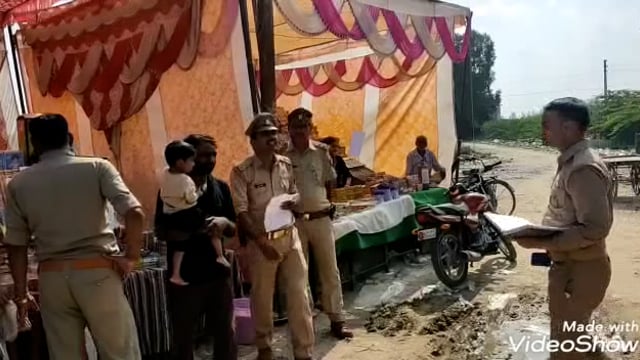 दिबियापुर नगर के विमल द्वार में लगी आतिशबाजी की दुकानों का निरीक्षण करते फायर एंड सेफ्टी  व थाना पुलिस दिबियापुर