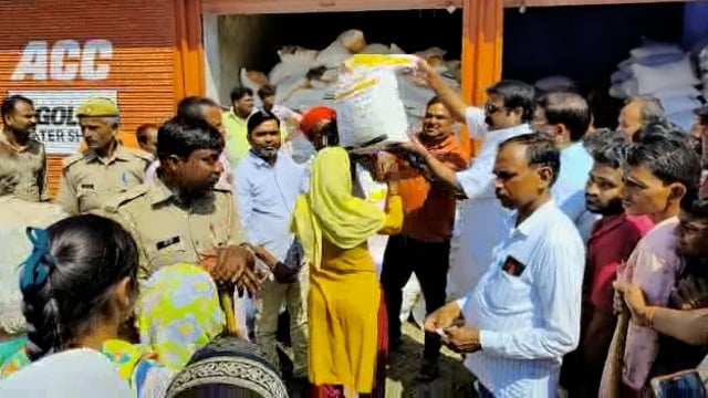 बलरामपुर उतरौला के लोकप्रिय विधायक द्वारा बाढ़ प्रभावित लोगों को किया गया राहत सामग्री का वितरण 