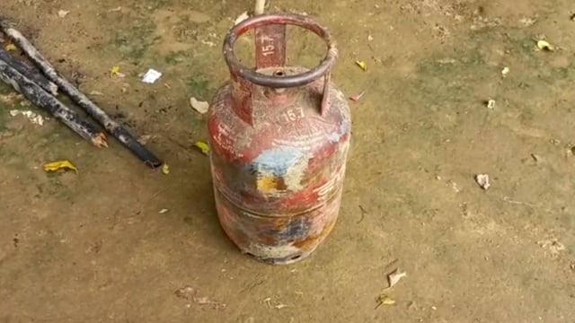 चानन  : मलिया गांव में गैस सिलेंडर लिक होने से घर में लगी आग।  लाखो का समान जलकर राख,  दो जख्मी। 