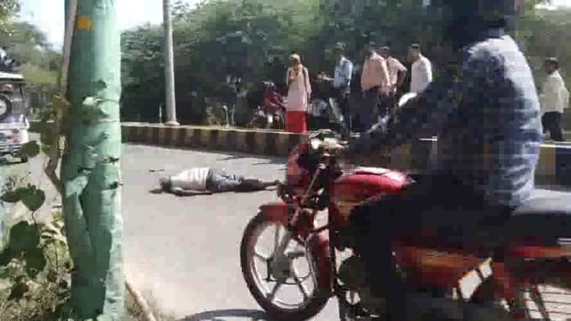 मथुरा वृंदावन रोड पर चलते टेंपो से गिरकर परदेसी श्रद्धालु हुआ गंभीर रूप से घायल राहगीरों ने शौ शैय्या में कराया भर्ती।