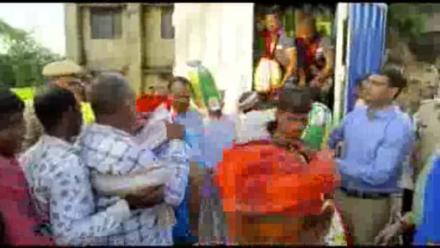 नवाबगंज जिला अधिकारी डॉ उज्जवल कुमार ने बाढ़ प्रभावित क्षेत्र में पीड़ितों से मुलाकात कर वितरण किया राहत सामग्री