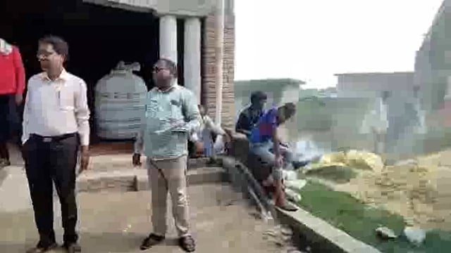 तरबगंज पशु चिकित्सा अधिकारी ने वितरण कियाभूसा