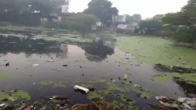 दो दिन पहले पानीगांव में ओवर फ्लो हुईं पौखर के पानी को प्रधान द्वारा टैक्टर से कराया गया खाली।