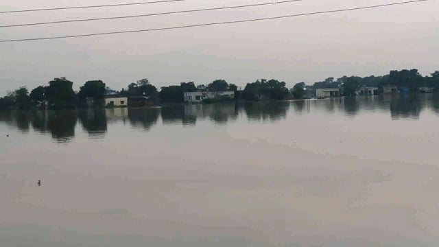 खजुहा में बाढ़ कि वजह से घर हुआ धरा शाही,ग्रामीण गाँव छोड़ कर रहे पलायन ।