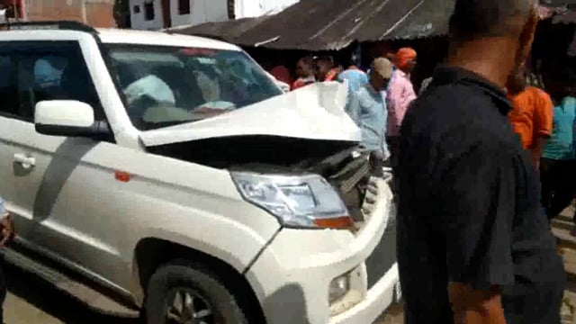 टीयूवी कार व पिकअप में हुई आमने सामने टक्कर#Prayagraj 