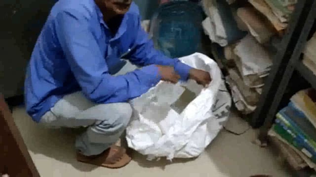 तारापुर पुलिस ने 25 पाउच महुआ शराब के साथ एक तस्कर गिरफ्तार एक बाईक भी जब्त