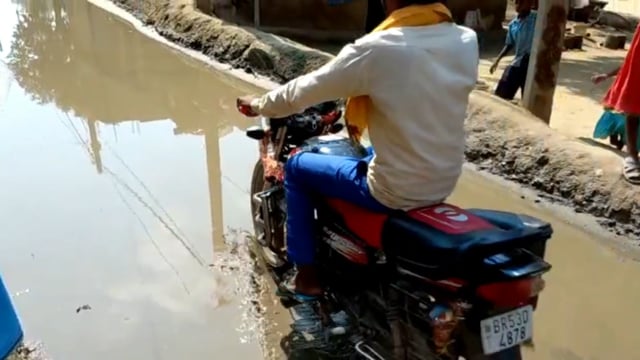 चानन  : मानपुर गांव के मुख्य सड़क पर जलजमाव , बीमारी कि आशंका।