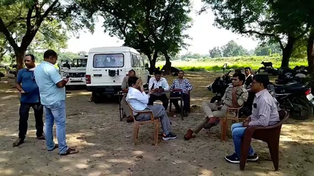 तरबगंज बाढ़ पीड़ितों का छलका दर्द नहीं मिल रहा राशन राशन वितरण में तैनात लेखपाल करते हैं अभद्रता 