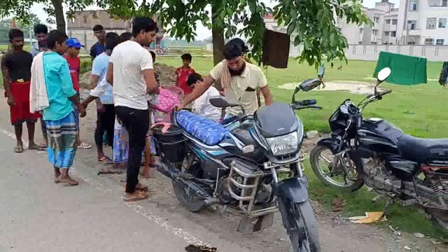 हसनगंज ब्लॉक के सामने मोटरसाइकिल की बैलेंस बिगड़ने से बाल-बाल बचे मोटरसाइकिल चालक