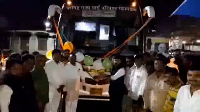 माजी गृहराज्यमंत्री संजय बनसोडे यांच्या हस्ते उदगीर ते पुणे शिवशाही एसटी बसचा शुभारंभ
