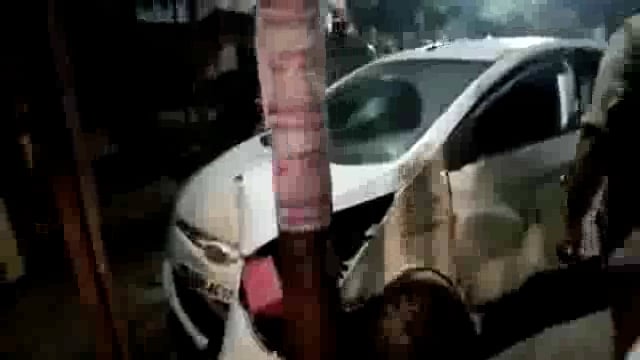 लखीमपुर खीरी: बिजली के खंभे से टकराई अनियंत्रित कार