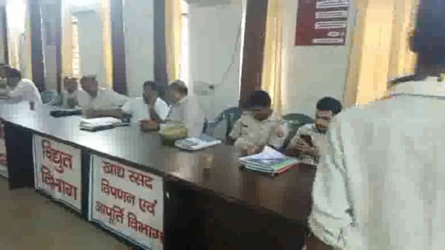 शहीद हेमराज मंडल के अध्यक्ष व जिला पंचायत सदस्य आरपी सिंह ने उप जिलाधिकारी छाता को 2 सूत्रीय सौंपा ज्ञापन