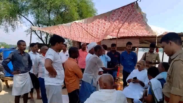 तरबगंज :बाढ़ प्रभावित क्षेत्र का विधायक ने किया निरीक्षण वितरण किया राहत सामग्री