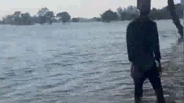 बारीक पार निवासी पीड़ित की बाढ़ की वजह से बह गई 17000000 की मछली जिम्मेदारों से लगा रहे मदद की गुहार ।