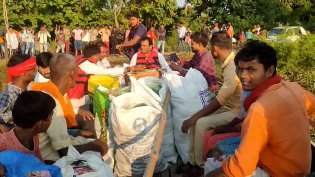 नारायणपुर,भेलोहान में बाढ़ पीड़ितों से मिलने पहुंचे कांग्रेसी जिला चेयरमैन नादिर सलाम सरकार से हर संभव मदद दिलाने की कही ब