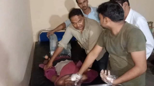 डुमरियागंज जा रहे व्यक्ति को LIC के सामने कार ने मारी ठोकर, व्यक्ति हुआ घायल समाजसेवी अकबर ने पहुंचाया अस्पताल