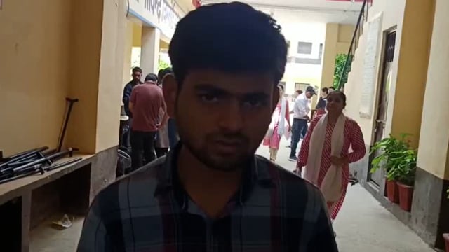 PET परीक्षा सम्पन्न होने के बाद प्रश्नपत्र के बारे में जानकारी देता अभ्यर्थी