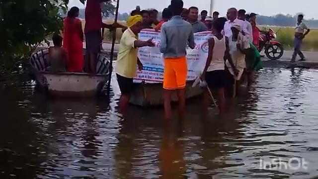 बाढ़ जैसी दैवीयआपदा में बाढ़ प्रभावित लोगों के लिए राहत सामग्री व भोजन वितरित कर रहे हैं नया सोच सेवा समिति के पदाधिकारी