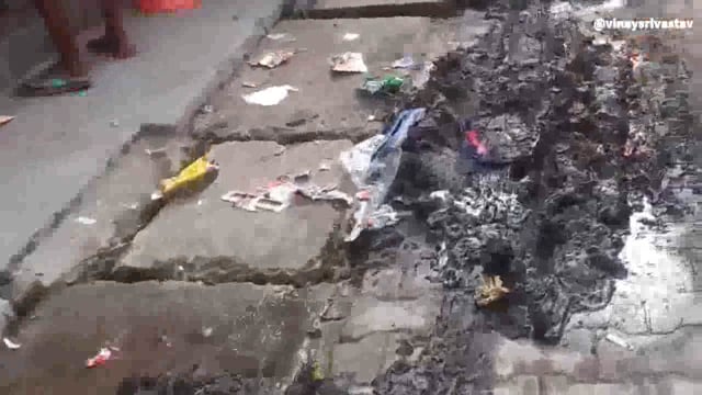 मऊ- गंदगी व साफ-सफाई को लेकर मोहल्ले वासियों में है आक्रोश