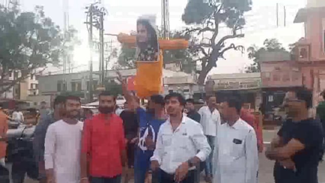 भागवताचार्य का फूंका पुतला सीता मां व द्रोपती के लिए अपशब्द प्रयोग करने को लेकर हिंदूवादी संगठनों में आक्रोश