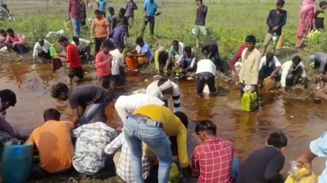 कोतवाली  इगलास सड़क किनारे पेट्रोल से भरा टैंकर पलटा लोगों ने अपनी जान की परवाह न करके लूटा पेट्रोल