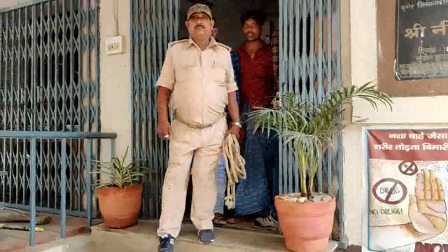 तारापुर पुलिस ने विशेष छापेमारी अभियान चलाकर दो शराबियों को उर्दू चौक से किया गिरफ्तार