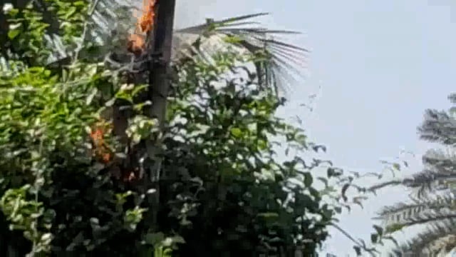 देवगांव में बिजली के पोल में लगे डीबी बॉक्स में लगी आग,लोगों में मची अफरा तफरी।
