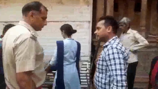 बांके बिहारी मंदिर में भीड़ के दबाव से श्रद्धालु महिला की तबीयत बिगड़ी