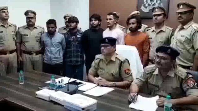 कोसीकला पुलिस व एसओजी टीम ने डकैती की घटना को अंजाम देने वाले पांच शातिर लुटेरों को पकड़ कर जेल भेजा