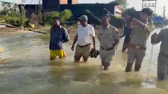 मिश्रौलिया पुलिस ने थाना क्षेत्र के बाढ़ प्रभावित गांव का किया दौरा ।