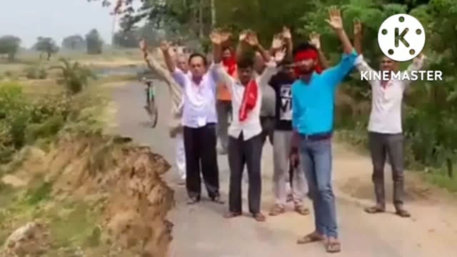 लोहागढ़ नदी के कटाव से रामसरैया कदवारा सड़ंक जर्जर, ग्रामीणों ने किया प्रदर्शन