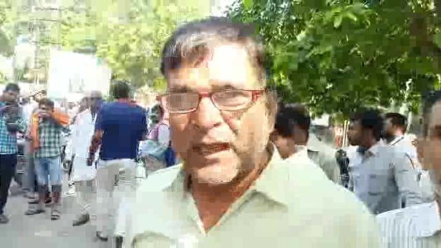 मथुरा तहसील पर पार्किंग वालों की दबंगई सरकारी कर्मचारी के साथ गाली गलौज करते हुए की धक्का-मुक्कीकर निकाली बाइक की चाबी