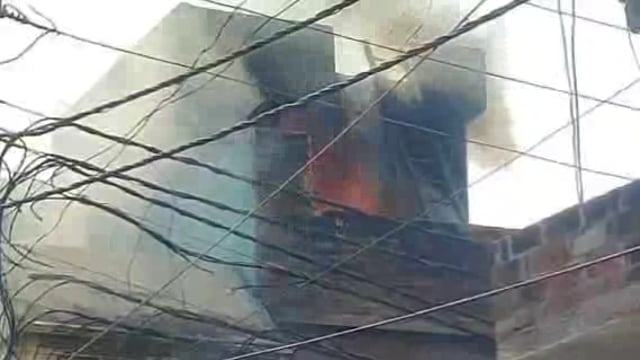 कोंच:मिष्ठान की दुकान में लगी भीषण आग लाखो का मेंथा ऑयल व गृहस्थी का सामान जलकर हुआ खाक

