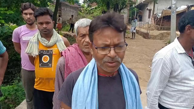 ग्रामीण रास्ता मैं बिछे ईट खरंजा को उखाड़ कर घेराबंदी करने को लेकर ग्रामीणों में आक्रोश