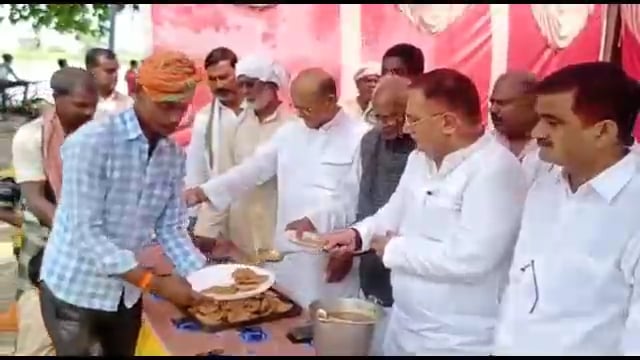 पूर्व विधायक ने बाढ़ पीड़ितों की मदद हेतु हाथ आगे बढ़ाया 