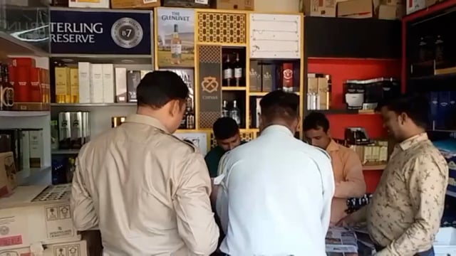 त्योहारों को देखते हुये आबकारी टीम ने गोवर्धन के सभी शराब के ठेकों पर किया निरीक्षण , नकली शराब न बेचने के दिये निर्देश।