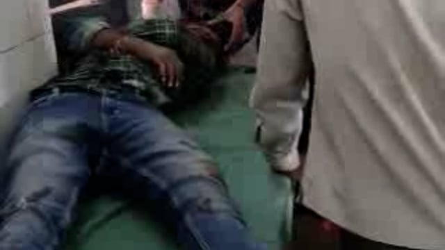 लालगंज थाना क्षेत्र के सेंबी गांव के पास अनियंत्रित होकर बाइक सवार युवक गिरा गंभीर रूप से घायल।