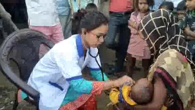 सेवा हॉस्पिटल इटवा द्वारा इटवा तहसील के विभिन्न बाढ़ पीड़ित गांव में लगाया गया निशुल्क मेडिकल कैंप ।