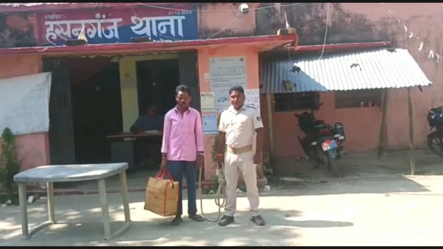 तरबन्ना गांव से पुलिस ने 10 लीटर देसी शराब के साथ शराब तस्कर को किया गिरफ्तार, भेजा जेल
