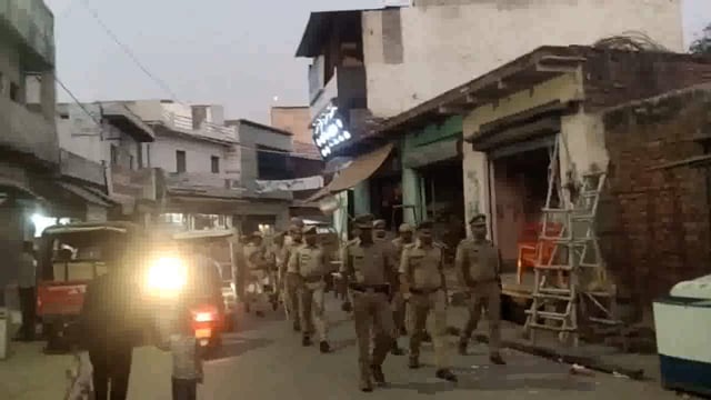 कोसीकला पुलिस ने कस्बे में किया आगामी त्यौहारों को मद्देनजर रखते हुए फ्लैग मार्च